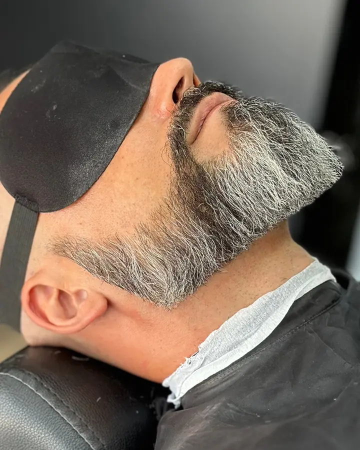 Barba alinhada na cadeira