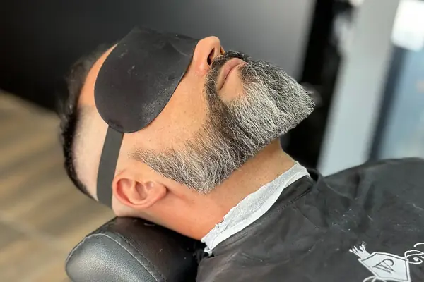 Barba sendo finalizada na cadeira