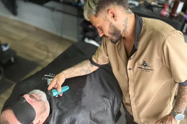 Barbeiro da WP Barber finalizando um corte